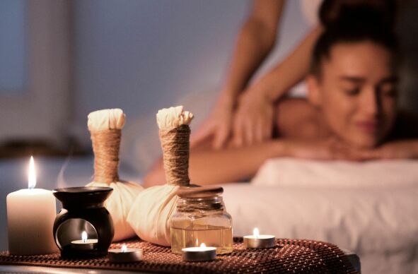 Aromaöl-Massage – Duftende Wellness-Massage und ätherische Öle  in Wien