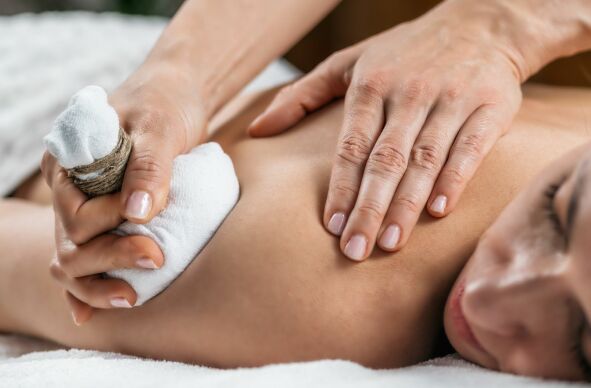 Kräuterstempel Massage – Verwöhnmassage mit warmen Kräuterstempeln  in Bern