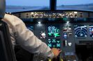 Flugsimulator Boeing – Pilot im Cockpit einer Linienmaschine in Köln, Nordrhein-Westfalen